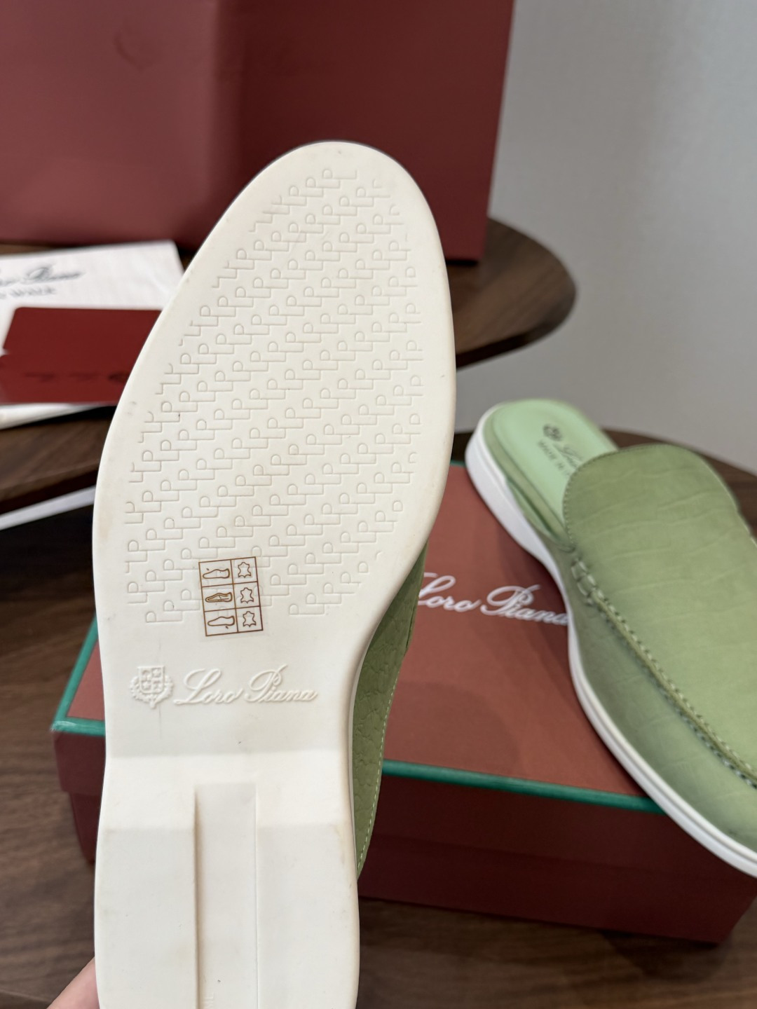Loro Piana 秋季散步 运动 LP半拖 (莞产代工厂原厂底 )随意对比 这款休闲鞋采用Wind纤维针织而成,纯手 Loro Piana 秋季散步 运动 LP半拖 (莞产代工厂原厂底 )随意对比 这款休闲鞋采用Wind纤维针织而成,纯手