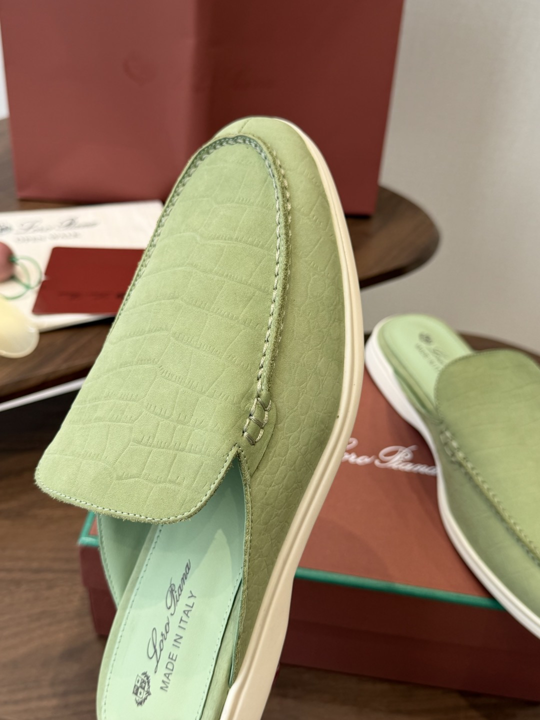 Loro Piana 秋季散步 运动 LP半拖 (莞产代工厂原厂底 )随意对比 这款休闲鞋采用Wind纤维针织而成,纯手 Loro Piana 秋季散步 运动 LP半拖 (莞产代工厂原厂底 )随意对比 这款休闲鞋采用Wind纤维针织而成,纯手