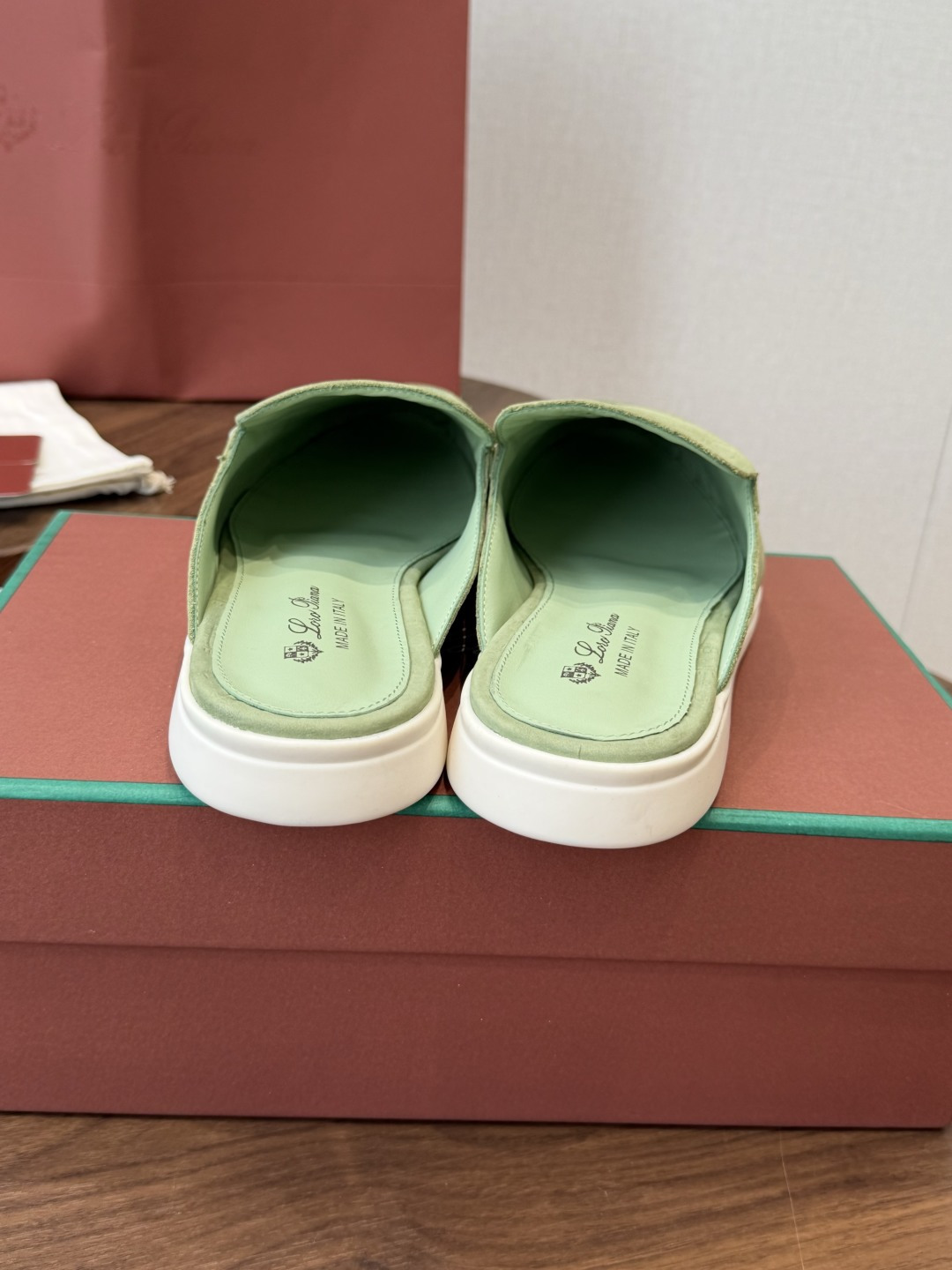 Loro Piana 秋季散步 运动 LP半拖 (莞产代工厂原厂底 )随意对比 这款休闲鞋采用Wind纤维针织而成,纯手 Loro Piana 秋季散步 运动 LP半拖 (莞产代工厂原厂底 )随意对比 这款休闲鞋采用Wind纤维针织而成,纯手