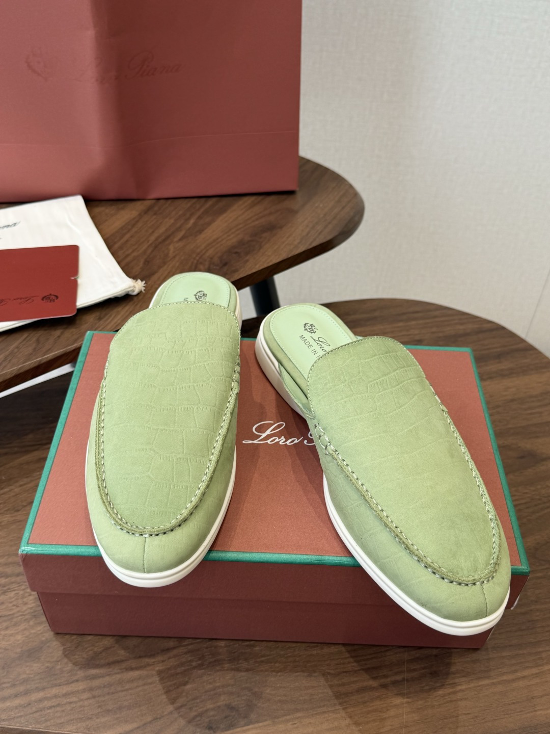 Loro Piana 秋季散步 运动 LP半拖 (莞产代工厂原厂底 )随意对比 这款休闲鞋采用Wind纤维针织而成,纯手 Loro Piana 秋季散步 运动 LP半拖 (莞产代工厂原厂底 )随意对比 这款休闲鞋采用Wind纤维针织而成,纯手