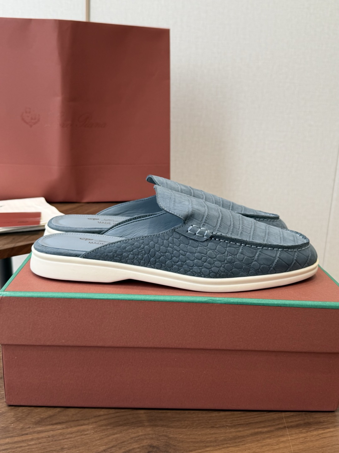 Loro Piana 秋季散步 运动 LP半拖 (莞产代工厂原厂底 )随意对比 这款休闲鞋采用Wind纤维针织而成,纯手 Loro Piana 秋季散步 运动 LP半拖 (莞产代工厂原厂底 )随意对比 这款休闲鞋采用Wind纤维针织而成,纯手