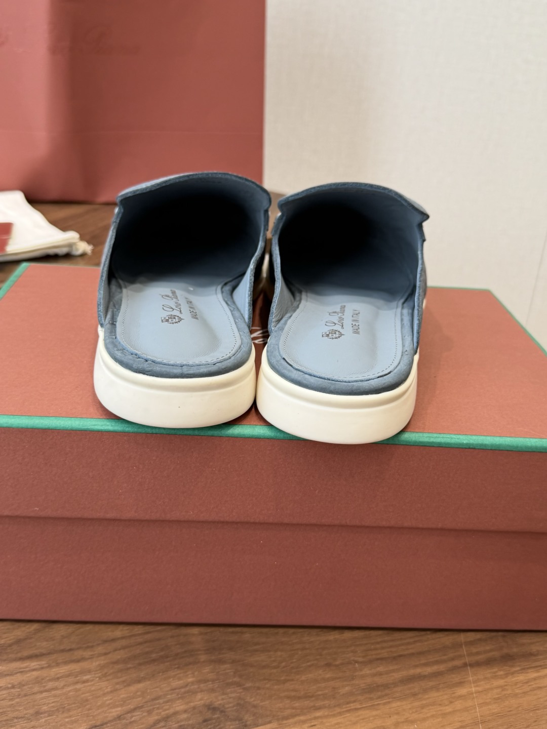 Loro Piana 秋季散步 运动 LP半拖 (莞产代工厂原厂底 )随意对比 这款休闲鞋采用Wind纤维针织而成,纯手 Loro Piana 秋季散步 运动 LP半拖 (莞产代工厂原厂底 )随意对比 这款休闲鞋采用Wind纤维针织而成,纯手