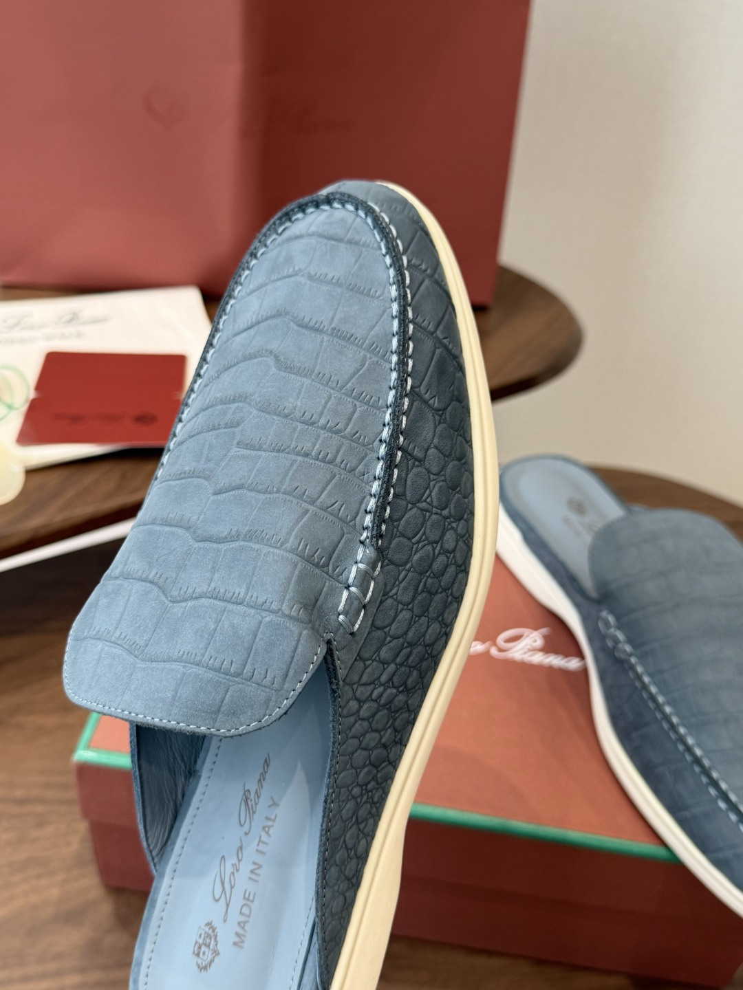 Loro Piana 秋季散步 运动 LP半拖 (莞产代工厂原厂底 )随意对比 这款休闲鞋采用Wind纤维针织而成,纯手 Loro Piana 秋季散步 运动 LP半拖 (莞产代工厂原厂底 )随意对比 这款休闲鞋采用Wind纤维针织而成,纯手