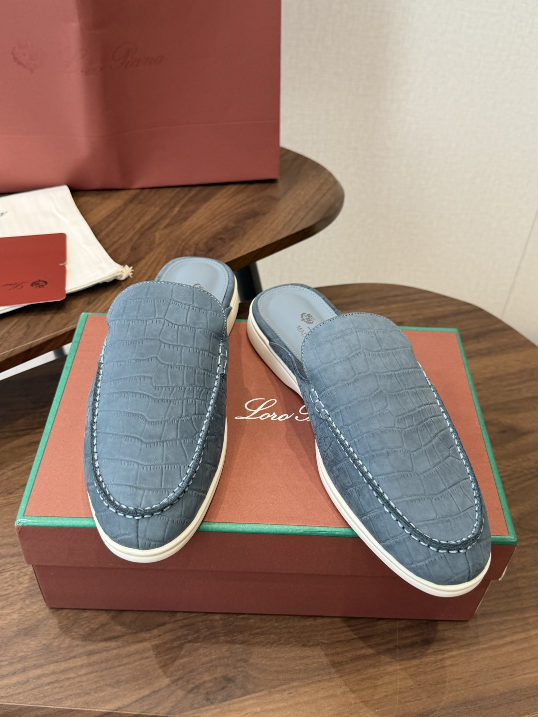 Loro Piana 秋季散步 运动 LP半拖 (莞产代工厂原厂底 )随意对比 这款休闲鞋采用Wind纤维针织而成,纯手 Loro Piana 秋季散步 运动 LP半拖 (莞产代工厂原厂底 )随意对比 这款休闲鞋采用Wind纤维针织而成,纯手