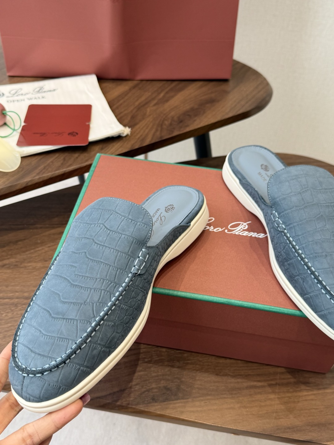 Loro Piana 秋季散步 运动 LP半拖 (莞产代工厂原厂底 )随意对比 这款休闲鞋采用Wind纤维针织而成,纯手 Loro Piana 秋季散步 运动 LP半拖 (莞产代工厂原厂底 )随意对比 这款休闲鞋采用Wind纤维针织而成,纯手
