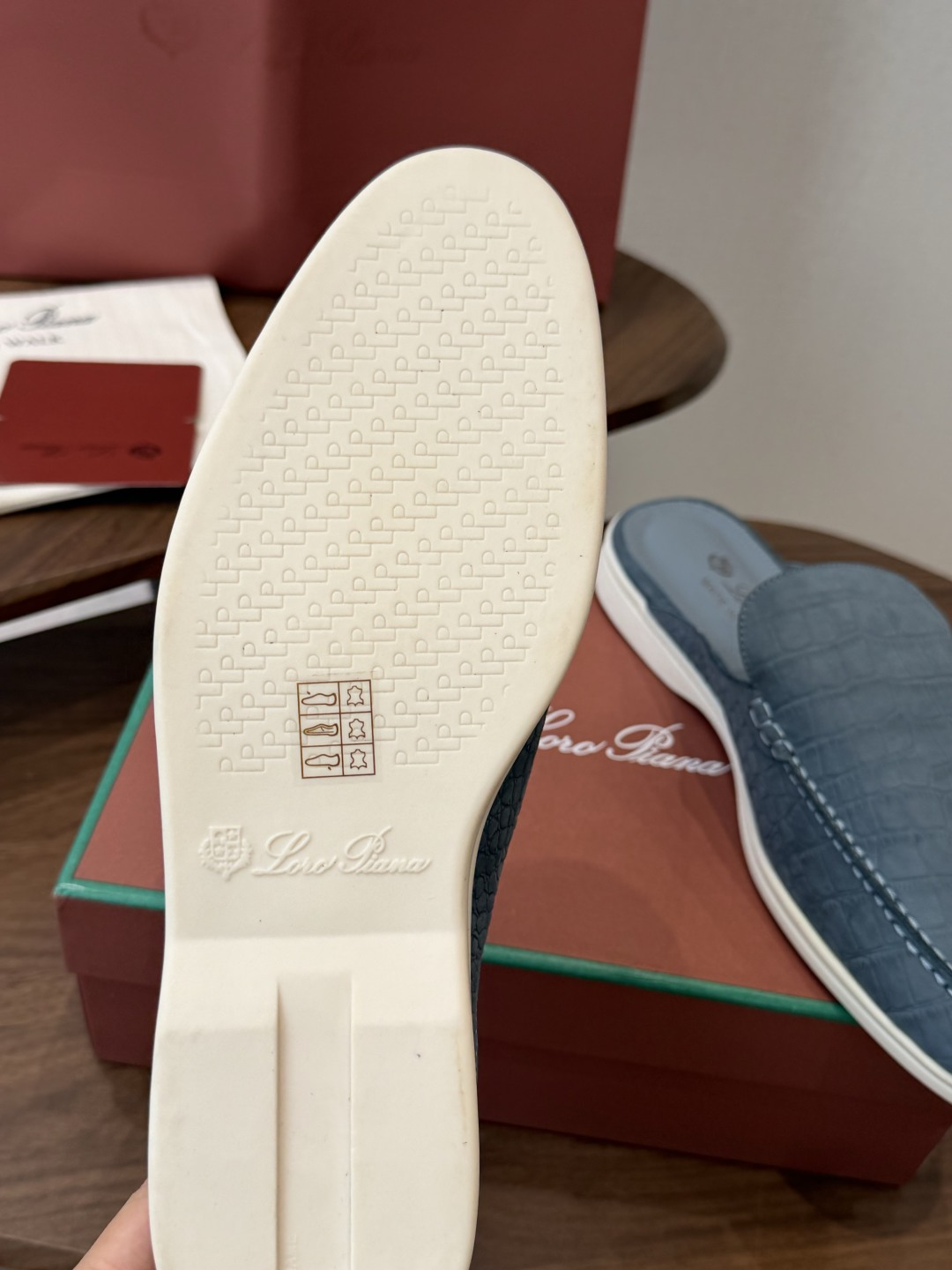 Loro Piana 秋季散步 运动 LP半拖 (莞产代工厂原厂底 )随意对比 这款休闲鞋采用Wind纤维针织而成,纯手 Loro Piana 秋季散步 运动 LP半拖 (莞产代工厂原厂底 )随意对比 这款休闲鞋采用Wind纤维针织而成,纯手