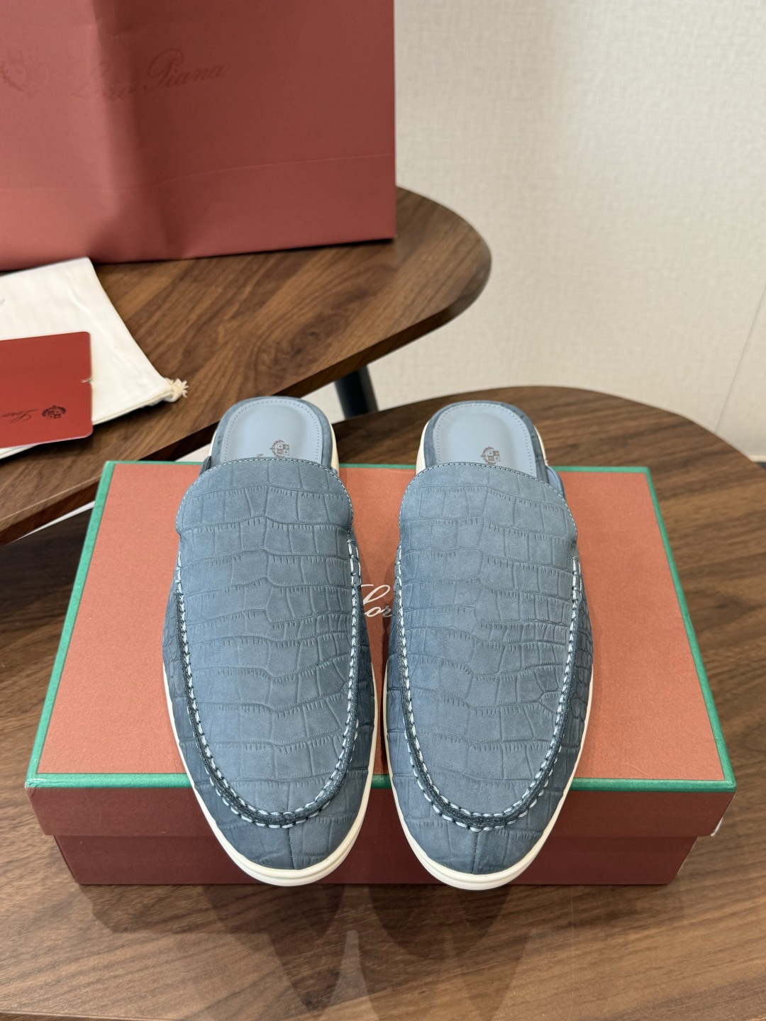 Loro Piana 秋季散步 运动 LP半拖 （莞产代工厂原厂底 ）随意对比 这款休闲鞋采用Wind纤维针织而成，纯手