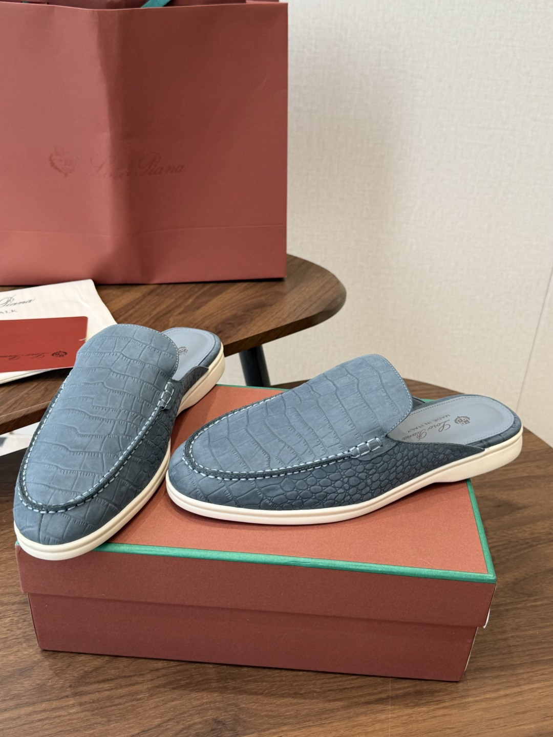 Loro Piana 秋季散步 运动 LP半拖 (莞产代工厂原厂底 )随意对比 这款休闲鞋采用Wind纤维针织而成,纯手 Loro Piana 秋季散步 运动 LP半拖 (莞产代工厂原厂底 )随意对比 这款休闲鞋采用Wind纤维针织而成,纯手