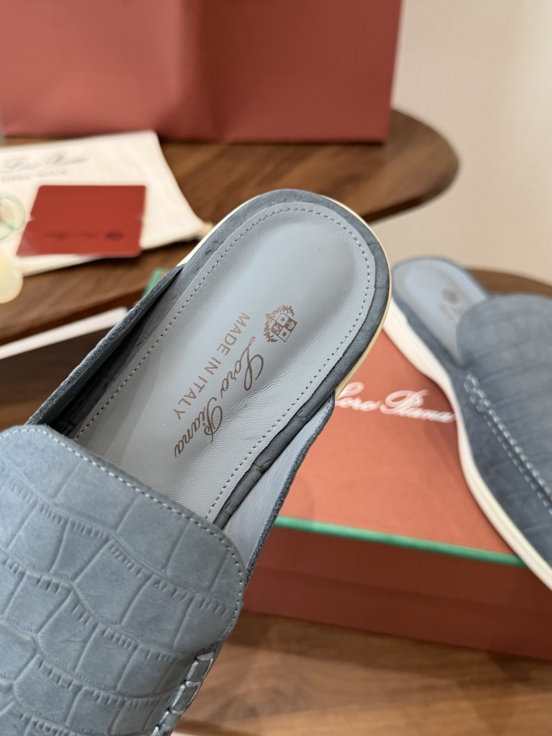 Loro Piana 秋季散步 运动 LP半拖 (莞产代工厂原厂底 )随意对比 这款休闲鞋采用Wind纤维针织而成,纯手 Loro Piana 秋季散步 运动 LP半拖 (莞产代工厂原厂底 )随意对比 这款休闲鞋采用Wind纤维针织而成,纯手