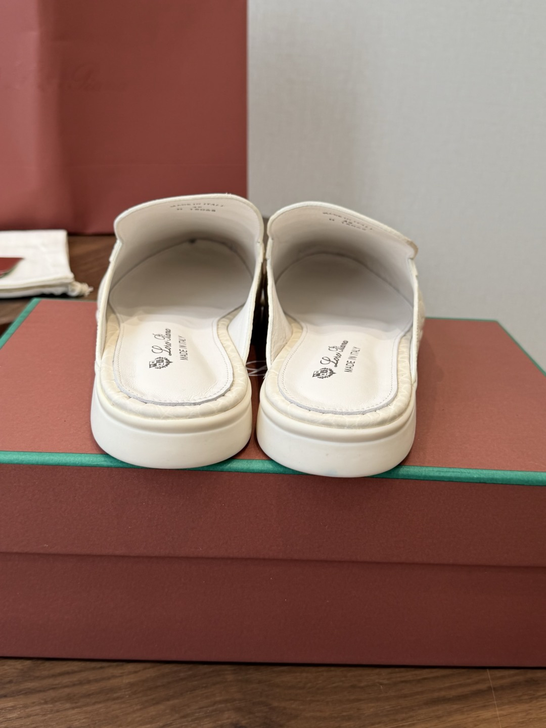 Loro Piana 秋季散步 运动 LP半拖 (莞产代工厂原厂底 )随意对比 这款休闲鞋采用Wind纤维针织而成,纯手 Loro Piana 秋季散步 运动 LP半拖 (莞产代工厂原厂底 )随意对比 这款休闲鞋采用Wind纤维针织而成,纯手