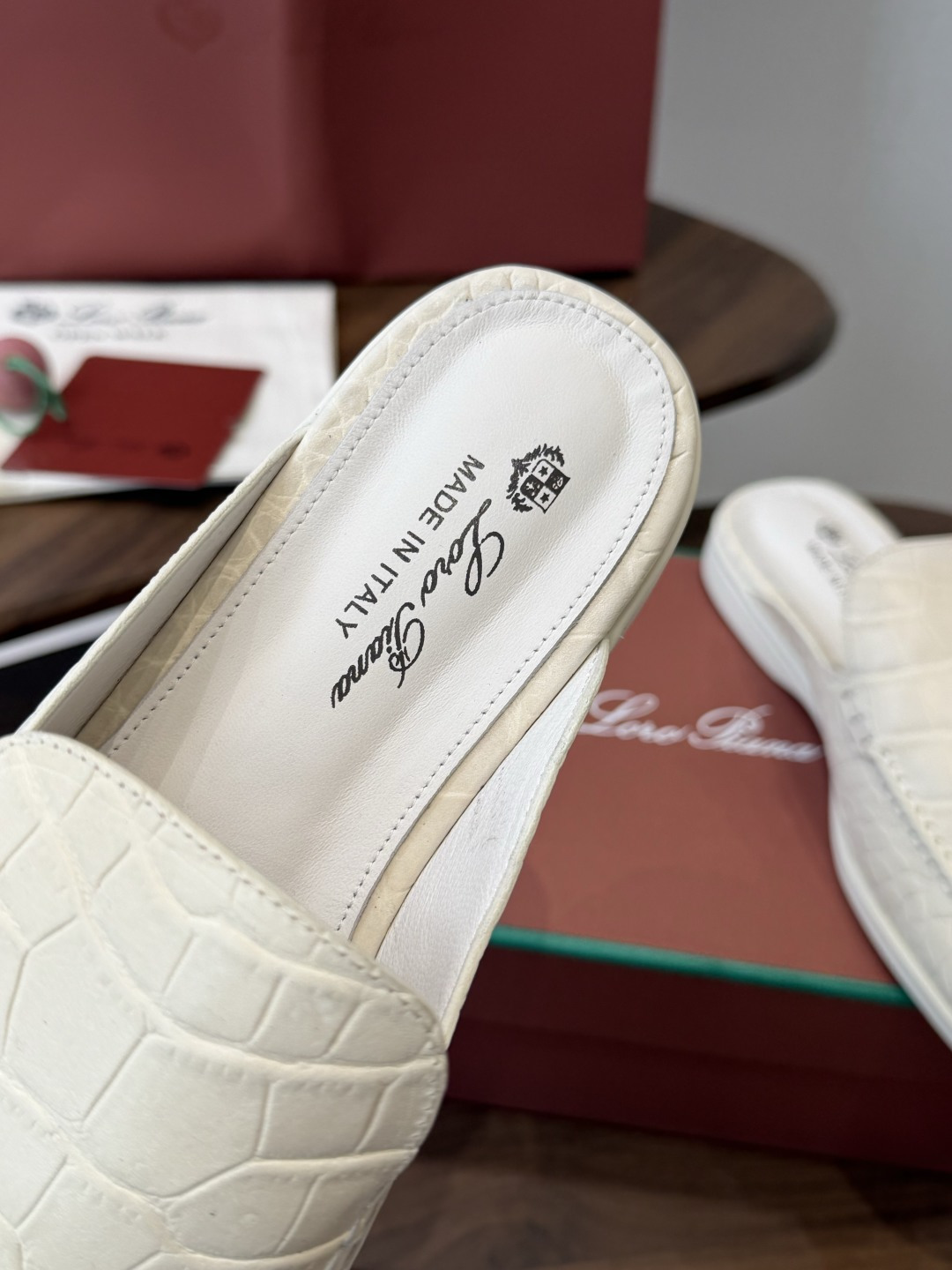 Loro Piana 秋季散步 运动 LP半拖 (莞产代工厂原厂底 )随意对比 这款休闲鞋采用Wind纤维针织而成,纯手 Loro Piana 秋季散步 运动 LP半拖 (莞产代工厂原厂底 )随意对比 这款休闲鞋采用Wind纤维针织而成,纯手