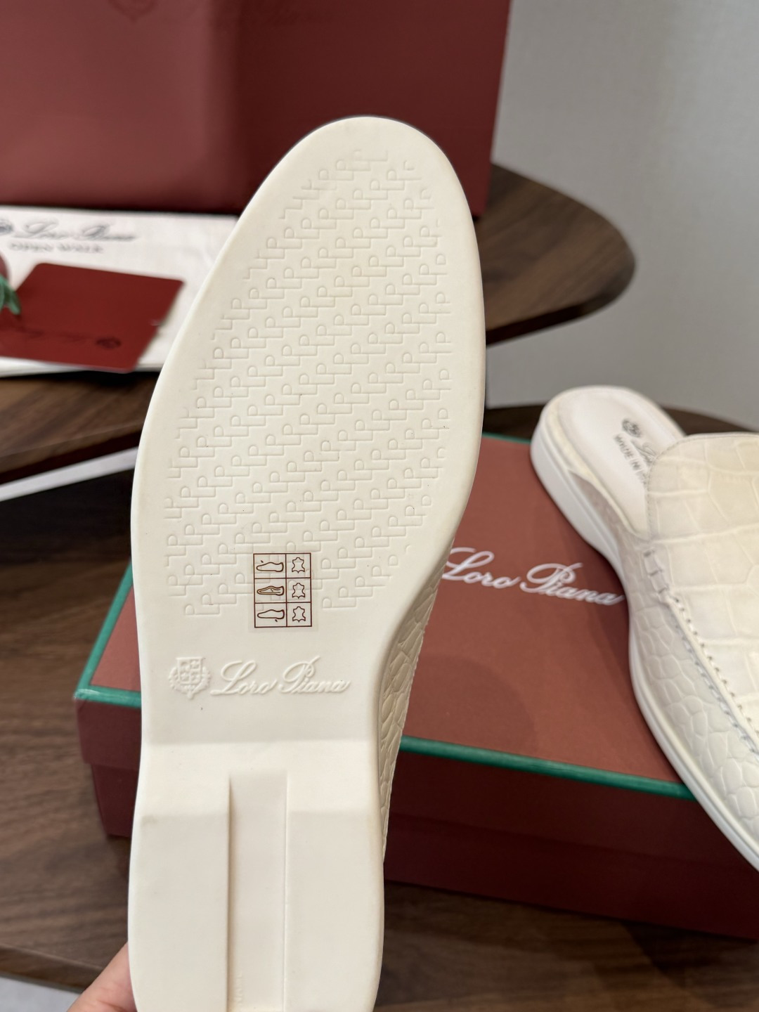 Loro Piana 秋季散步 运动 LP半拖 (莞产代工厂原厂底 )随意对比 这款休闲鞋采用Wind纤维针织而成,纯手 Loro Piana 秋季散步 运动 LP半拖 (莞产代工厂原厂底 )随意对比 这款休闲鞋采用Wind纤维针织而成,纯手