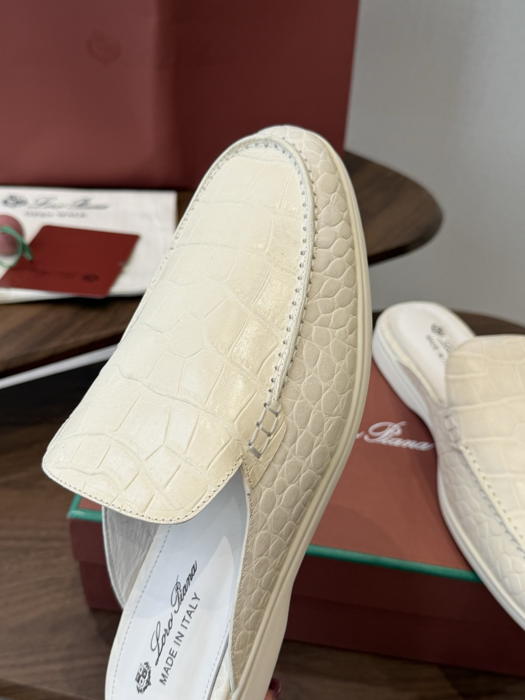 Loro Piana 秋季散步 运动 LP半拖 (莞产代工厂原厂底 )随意对比 这款休闲鞋采用Wind纤维针织而成,纯手 Loro Piana 秋季散步 运动 LP半拖 (莞产代工厂原厂底 )随意对比 这款休闲鞋采用Wind纤维针织而成,纯手