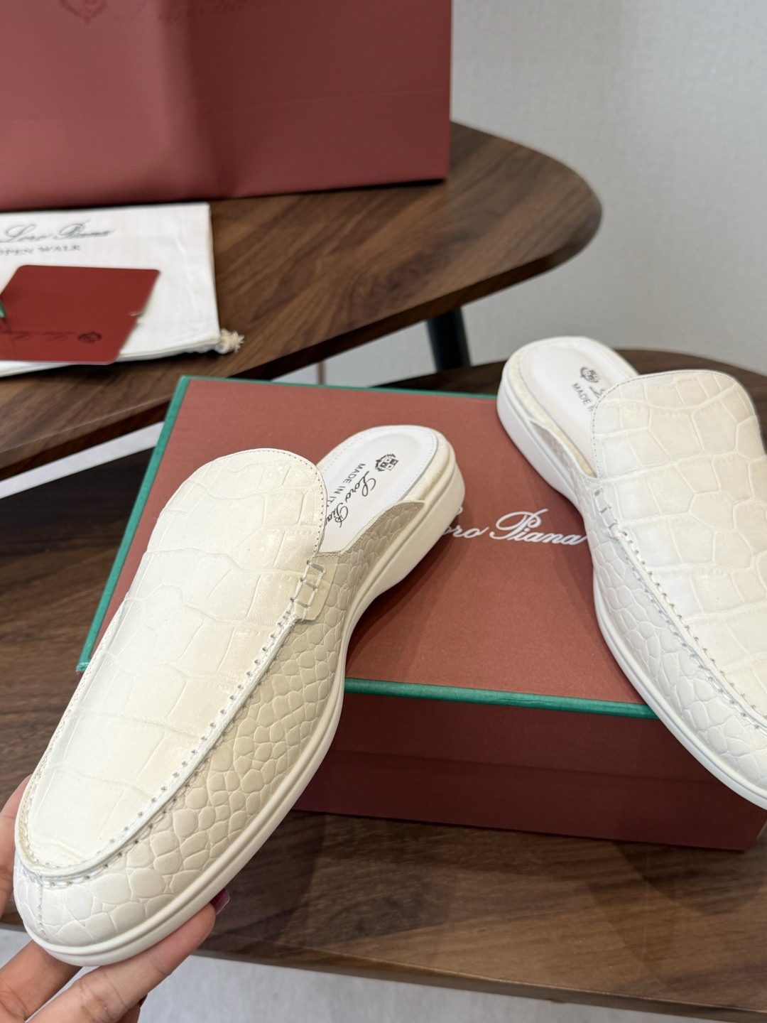 Loro Piana 秋季散步 运动 LP半拖 (莞产代工厂原厂底 )随意对比 这款休闲鞋采用Wind纤维针织而成,纯手 Loro Piana 秋季散步 运动 LP半拖 (莞产代工厂原厂底 )随意对比 这款休闲鞋采用Wind纤维针织而成,纯手