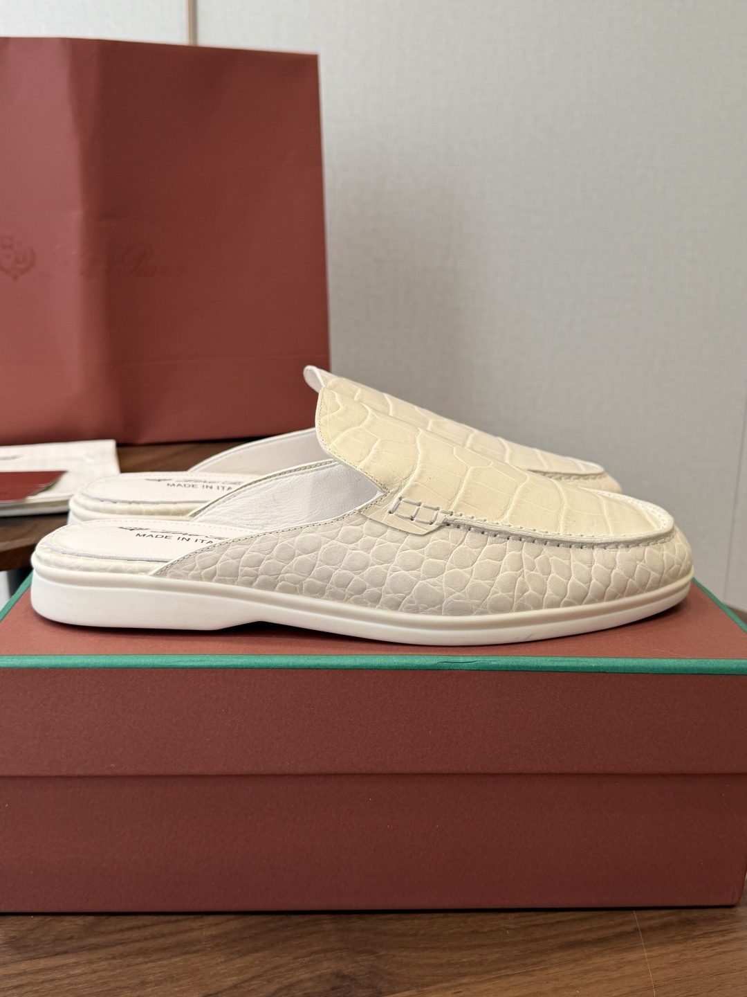 Loro Piana 秋季散步 运动 LP半拖 (莞产代工厂原厂底 )随意对比 这款休闲鞋采用Wind纤维针织而成,纯手 Loro Piana 秋季散步 运动 LP半拖 (莞产代工厂原厂底 )随意对比 这款休闲鞋采用Wind纤维针织而成,纯手