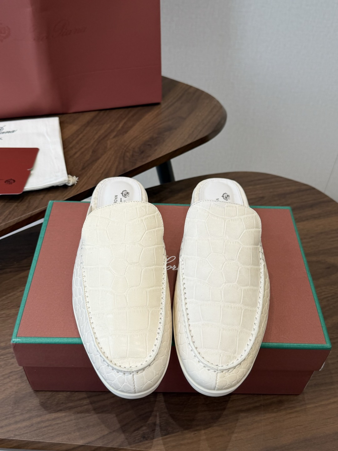 Loro Piana 秋季散步 运动 LP半拖 （莞产代工厂原厂底 ）随意对比 这款休闲鞋采用Wind纤维针织而成，纯手