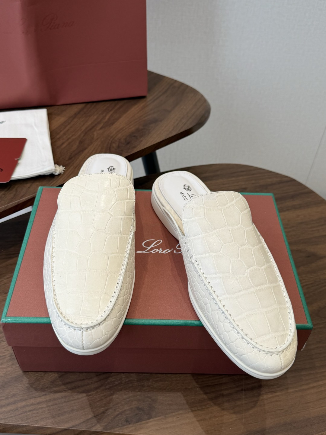 Loro Piana 秋季散步 运动 LP半拖 (莞产代工厂原厂底 )随意对比 这款休闲鞋采用Wind纤维针织而成,纯手 Loro Piana 秋季散步 运动 LP半拖 (莞产代工厂原厂底 )随意对比 这款休闲鞋采用Wind纤维针织而成,纯手