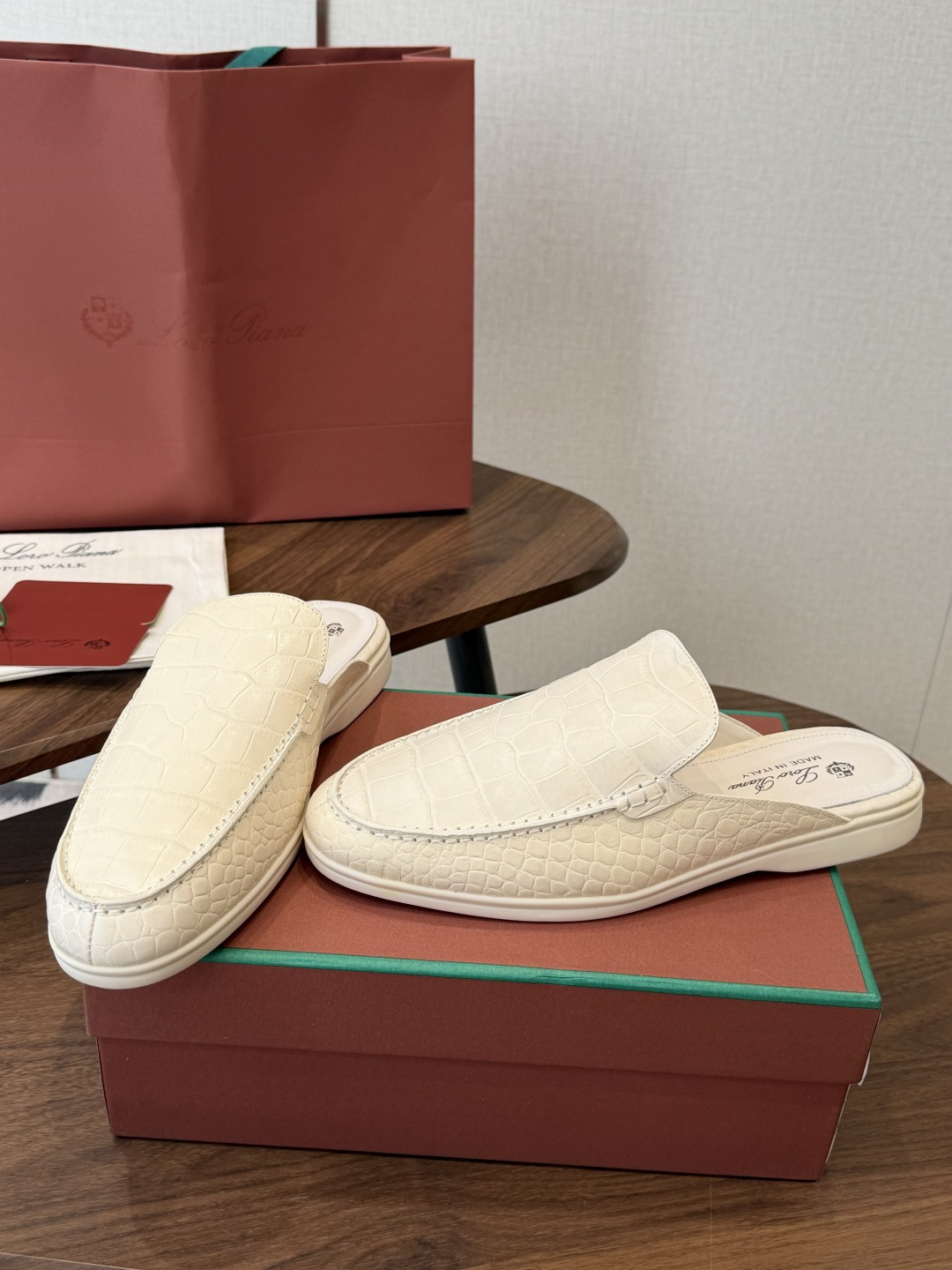 Loro Piana 秋季散步 运动 LP半拖 (莞产代工厂原厂底 )随意对比 这款休闲鞋采用Wind纤维针织而成,纯手 Loro Piana 秋季散步 运动 LP半拖 (莞产代工厂原厂底 )随意对比 这款休闲鞋采用Wind纤维针织而成,纯手