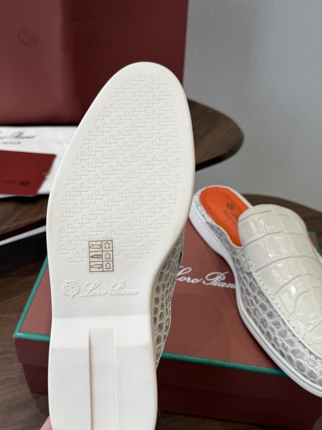 Loro Piana 秋季散步 运动 LP半拖 (莞产代工厂原厂底 )随意对比 这款休闲鞋采用Wind纤维针织而成,纯手 Loro Piana 秋季散步 运动 LP半拖 (莞产代工厂原厂底 )随意对比 这款休闲鞋采用Wind纤维针织而成,纯手