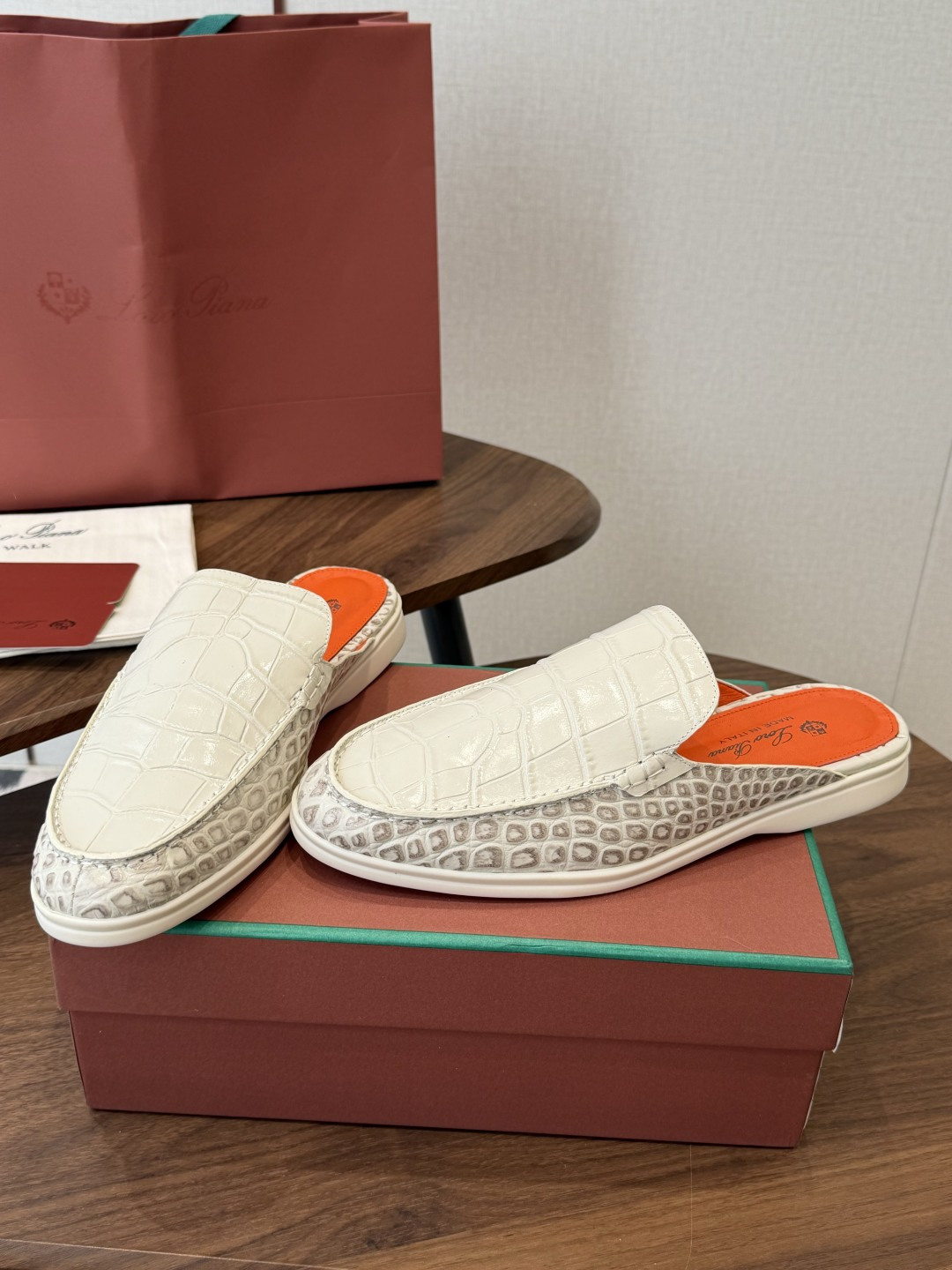 Loro Piana 秋季散步 运动 LP半拖 (莞产代工厂原厂底 )随意对比 这款休闲鞋采用Wind纤维针织而成,纯手 Loro Piana 秋季散步 运动 LP半拖 (莞产代工厂原厂底 )随意对比 这款休闲鞋采用Wind纤维针织而成,纯手