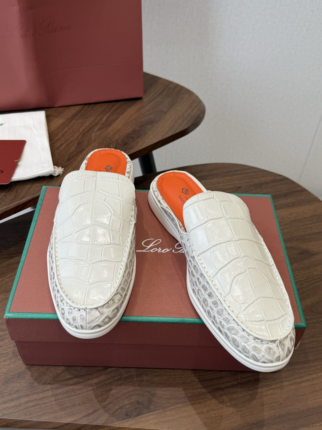 Loro Piana 秋季散步 运动 LP半拖 (莞产代工厂原厂底 )随意对比 这款休闲鞋采用Wind纤维针织而成,纯手 Loro Piana 秋季散步 运动 LP半拖 (莞产代工厂原厂底 )随意对比 这款休闲鞋采用Wind纤维针织而成,纯手