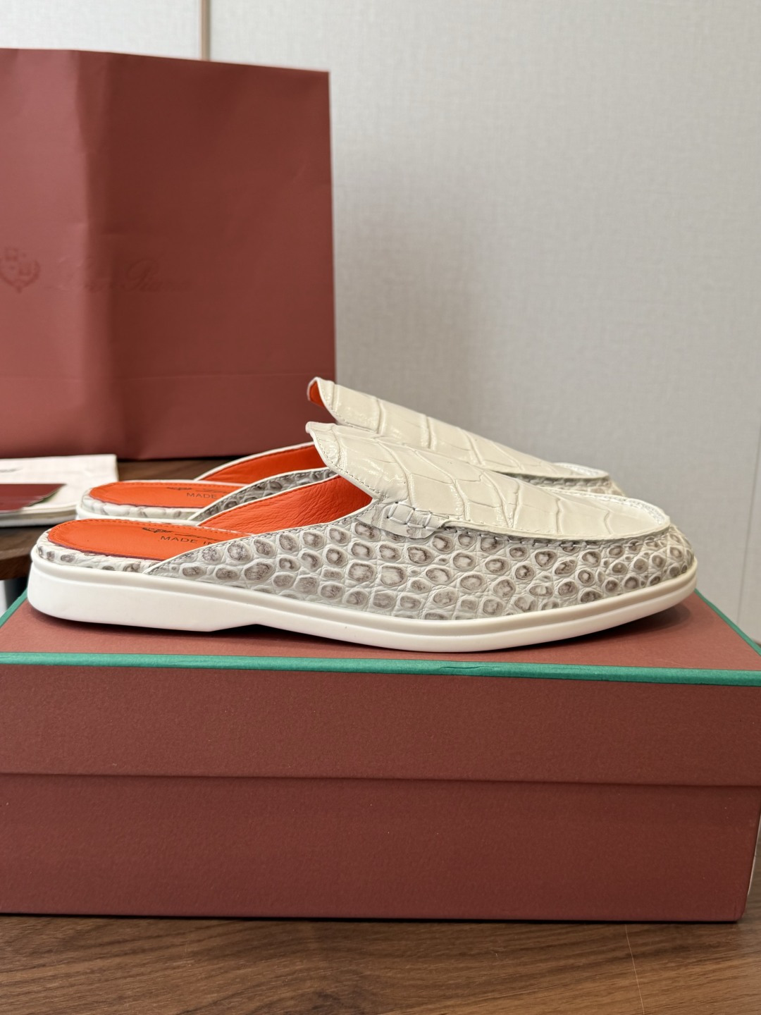 Loro Piana 秋季散步 运动 LP半拖 (莞产代工厂原厂底 )随意对比 这款休闲鞋采用Wind纤维针织而成,纯手 Loro Piana 秋季散步 运动 LP半拖 (莞产代工厂原厂底 )随意对比 这款休闲鞋采用Wind纤维针织而成,纯手