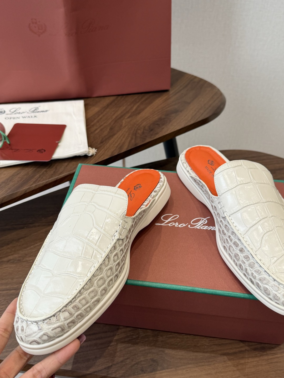 Loro Piana 秋季散步 运动 LP半拖 (莞产代工厂原厂底 )随意对比 这款休闲鞋采用Wind纤维针织而成,纯手 Loro Piana 秋季散步 运动 LP半拖 (莞产代工厂原厂底 )随意对比 这款休闲鞋采用Wind纤维针织而成,纯手