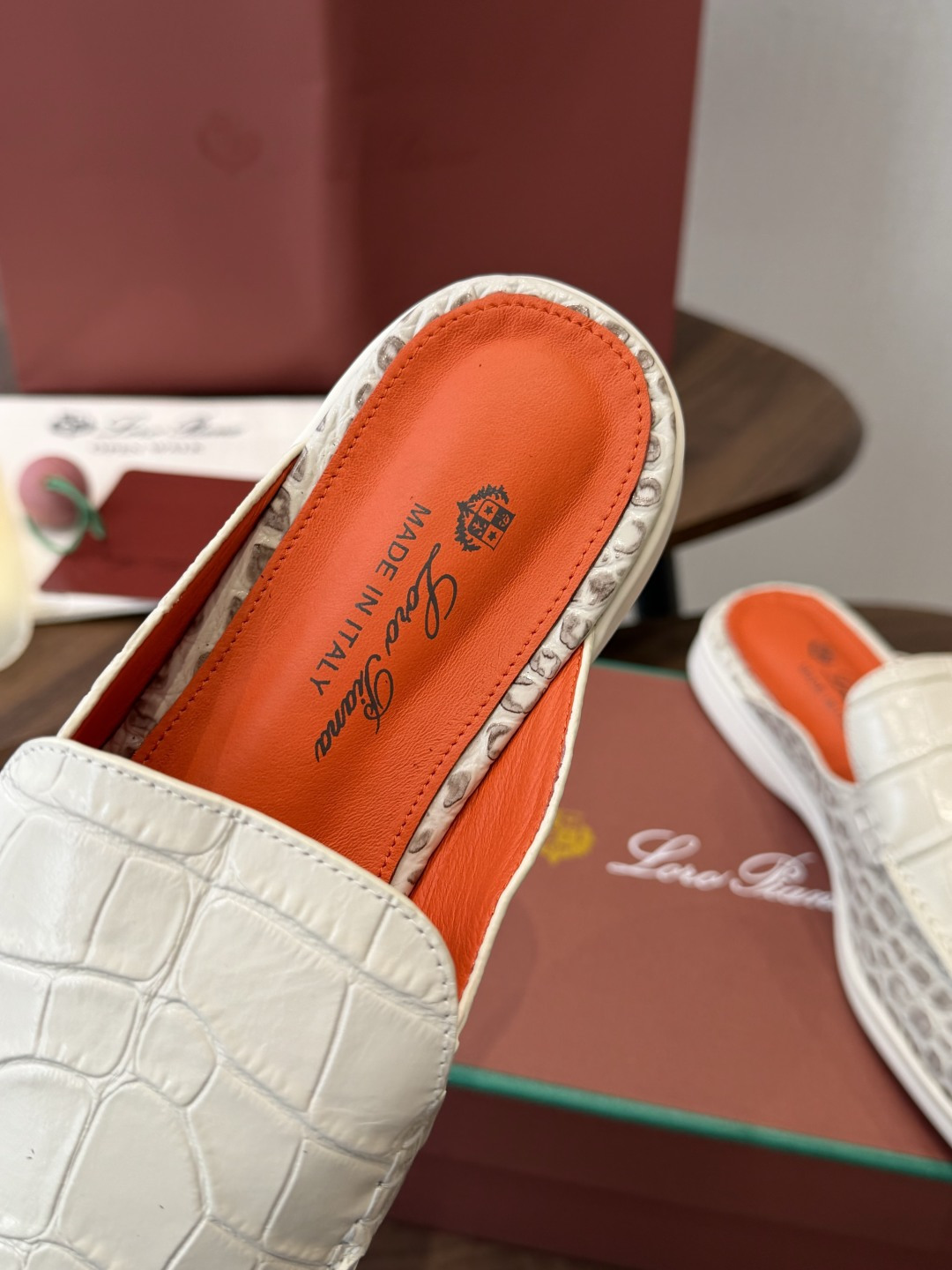 Loro Piana 秋季散步 运动 LP半拖 (莞产代工厂原厂底 )随意对比 这款休闲鞋采用Wind纤维针织而成,纯手 Loro Piana 秋季散步 运动 LP半拖 (莞产代工厂原厂底 )随意对比 这款休闲鞋采用Wind纤维针织而成,纯手