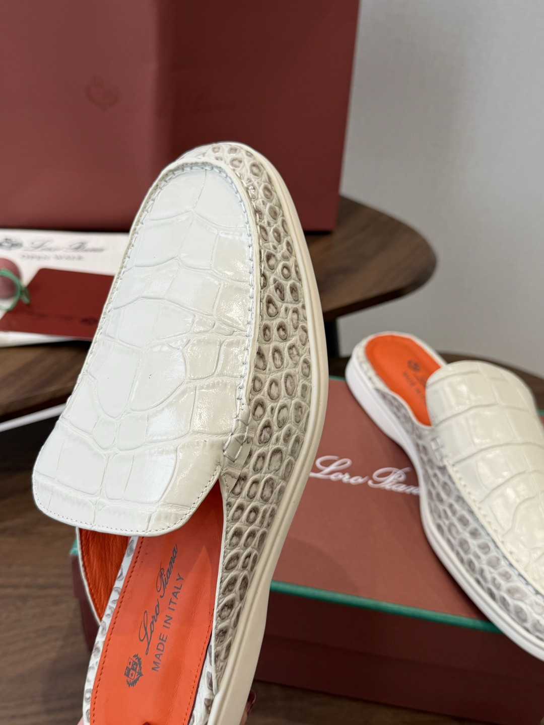 Loro Piana 秋季散步 运动 LP半拖 (莞产代工厂原厂底 )随意对比 这款休闲鞋采用Wind纤维针织而成,纯手 Loro Piana 秋季散步 运动 LP半拖 (莞产代工厂原厂底 )随意对比 这款休闲鞋采用Wind纤维针织而成,纯手