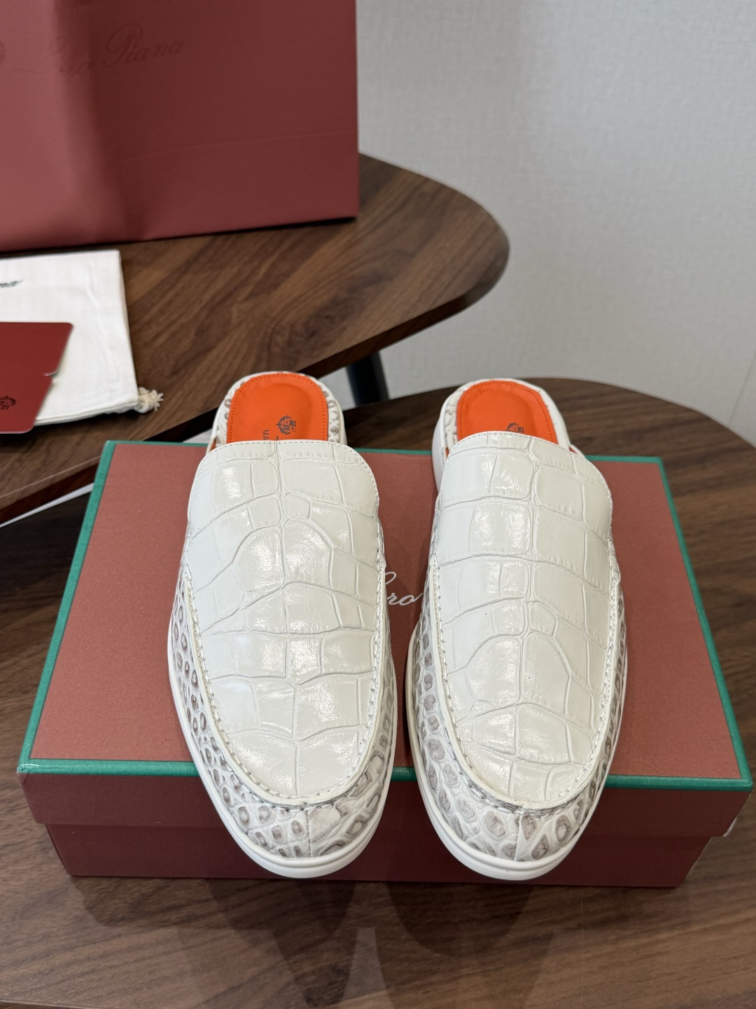 Loro Piana 秋季散步 运动 LP半拖 （莞产代工厂原厂底 ）随意对比 这款休闲鞋采用Wind纤维针织而成，纯手