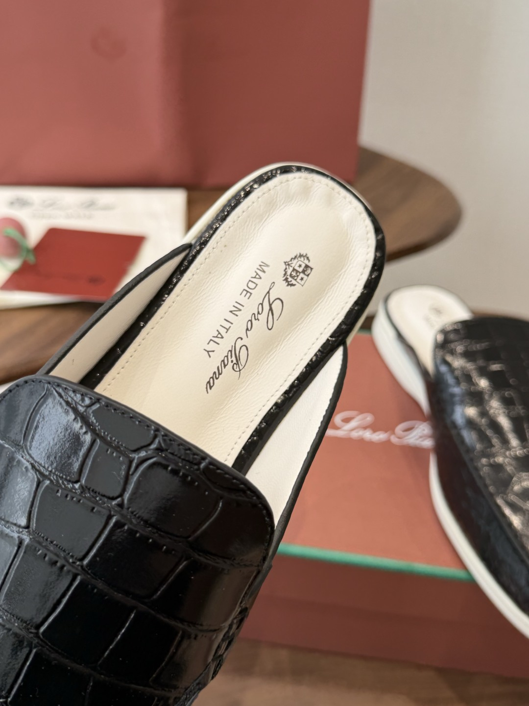 Loro Piana 秋季散步 运动 LP半拖 (莞产代工厂原厂底 )随意对比 这款休闲鞋采用Wind纤维针织而成,纯手 Loro Piana 秋季散步 运动 LP半拖 (莞产代工厂原厂底 )随意对比 这款休闲鞋采用Wind纤维针织而成,纯手