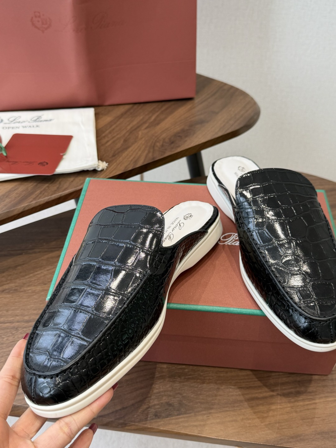 Loro Piana 秋季散步 运动 LP半拖 (莞产代工厂原厂底 )随意对比 这款休闲鞋采用Wind纤维针织而成,纯手 Loro Piana 秋季散步 运动 LP半拖 (莞产代工厂原厂底 )随意对比 这款休闲鞋采用Wind纤维针织而成,纯手