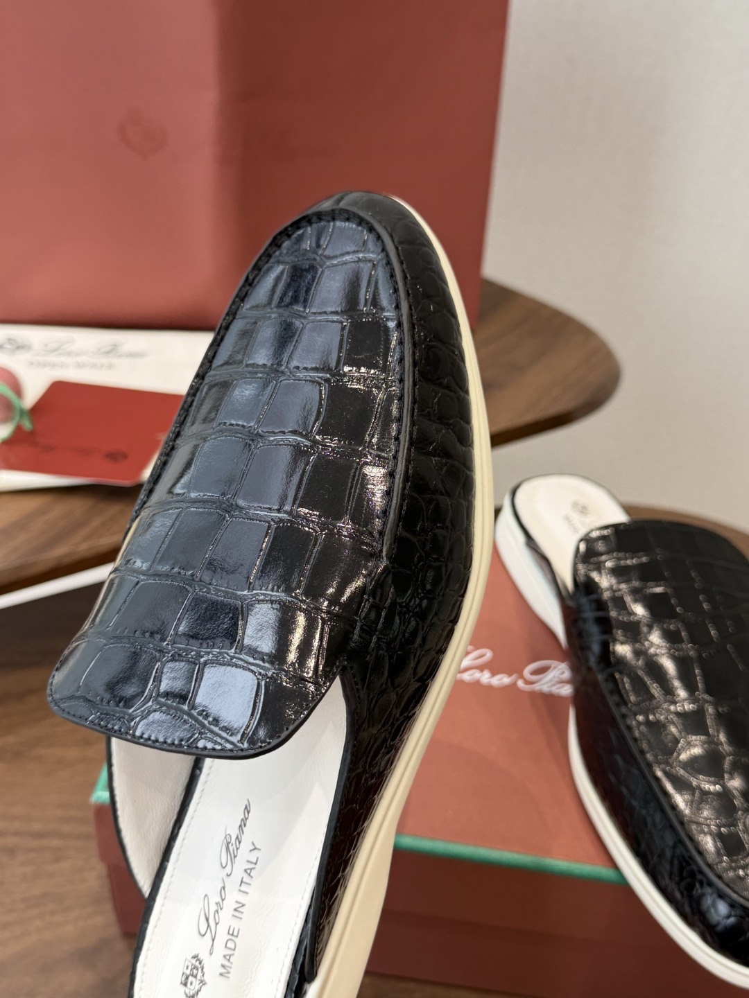 Loro Piana 秋季散步 运动 LP半拖 (莞产代工厂原厂底 )随意对比 这款休闲鞋采用Wind纤维针织而成,纯手 Loro Piana 秋季散步 运动 LP半拖 (莞产代工厂原厂底 )随意对比 这款休闲鞋采用Wind纤维针织而成,纯手