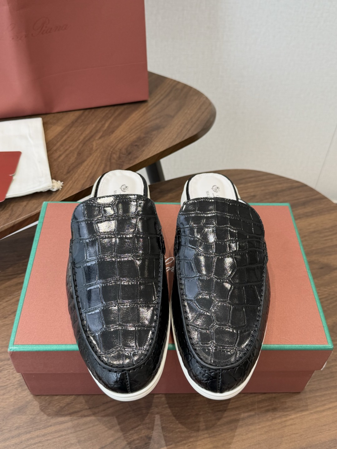 Loro Piana 秋季散步 运动 LP半拖 （莞产代工厂原厂底 ）随意对比 这款休闲鞋采用Wind纤维针织而成，纯手