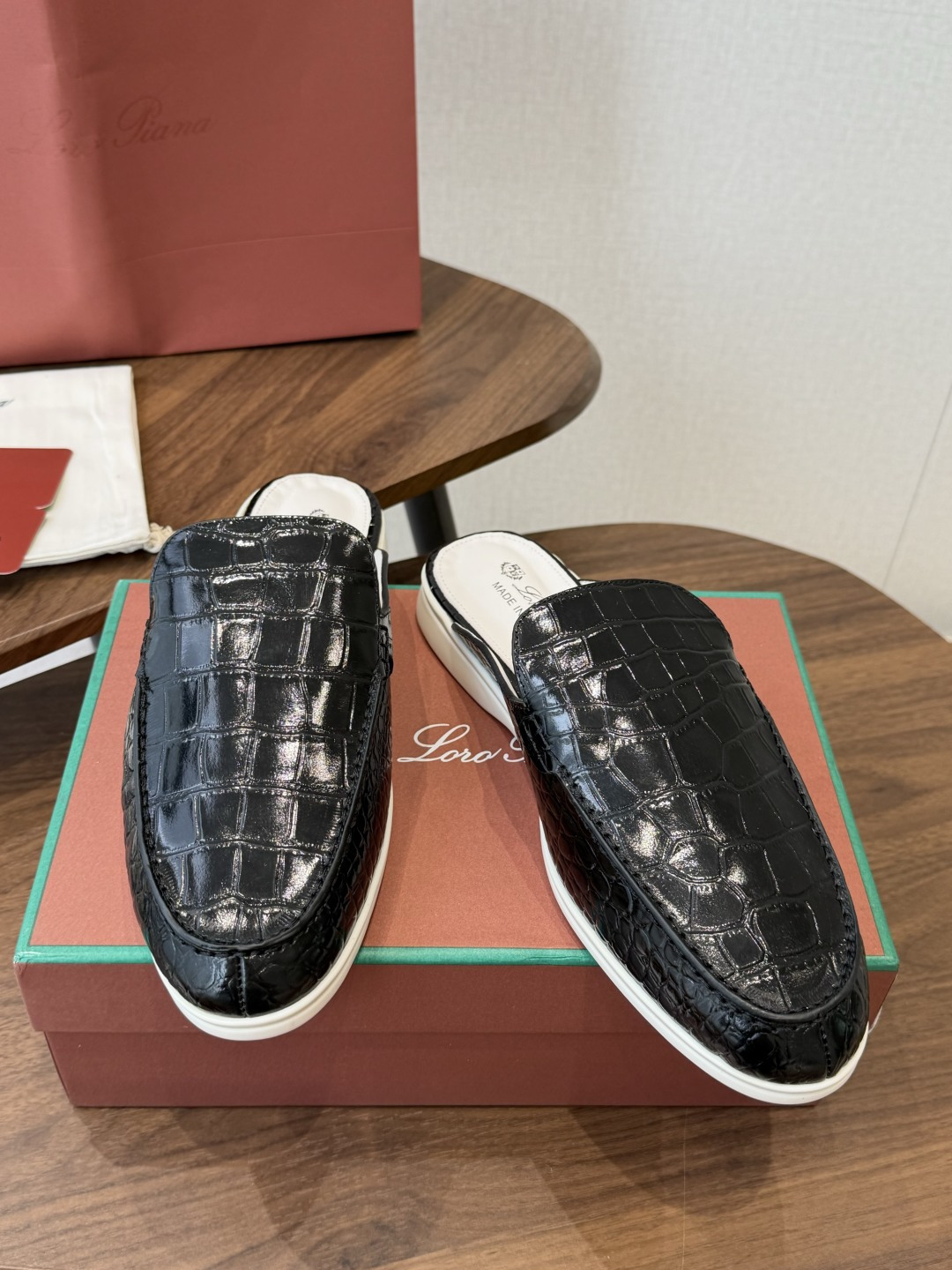 Loro Piana 秋季散步 运动 LP半拖 (莞产代工厂原厂底 )随意对比 这款休闲鞋采用Wind纤维针织而成,纯手 Loro Piana 秋季散步 运动 LP半拖 (莞产代工厂原厂底 )随意对比 这款休闲鞋采用Wind纤维针织而成,纯手