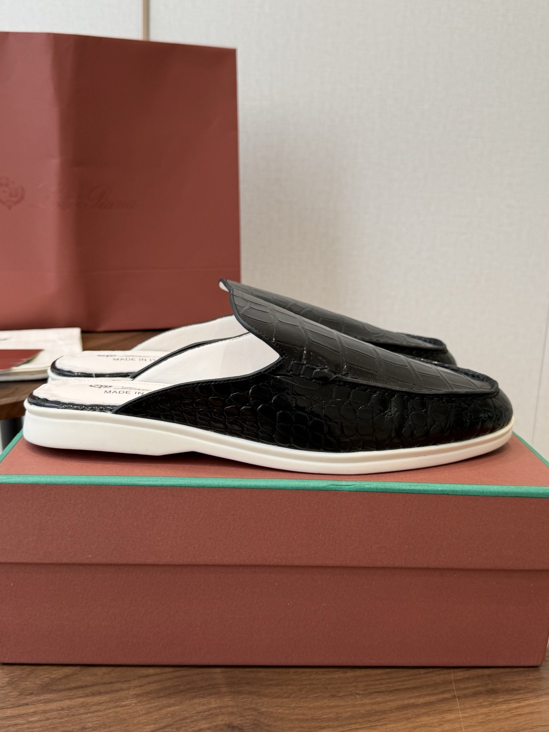 Loro Piana 秋季散步 运动 LP半拖 (莞产代工厂原厂底 )随意对比 这款休闲鞋采用Wind纤维针织而成,纯手 Loro Piana 秋季散步 运动 LP半拖 (莞产代工厂原厂底 )随意对比 这款休闲鞋采用Wind纤维针织而成,纯手
