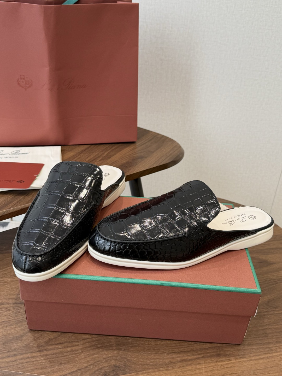 Loro Piana 秋季散步 运动 LP半拖 (莞产代工厂原厂底 )随意对比 这款休闲鞋采用Wind纤维针织而成,纯手 Loro Piana 秋季散步 运动 LP半拖 (莞产代工厂原厂底 )随意对比 这款休闲鞋采用Wind纤维针织而成,纯手