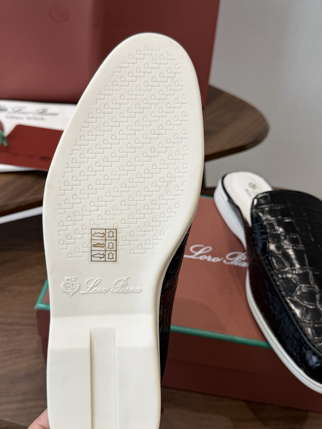 Loro Piana 秋季散步 运动 LP半拖 (莞产代工厂原厂底 )随意对比 这款休闲鞋采用Wind纤维针织而成,纯手 Loro Piana 秋季散步 运动 LP半拖 (莞产代工厂原厂底 )随意对比 这款休闲鞋采用Wind纤维针织而成,纯手