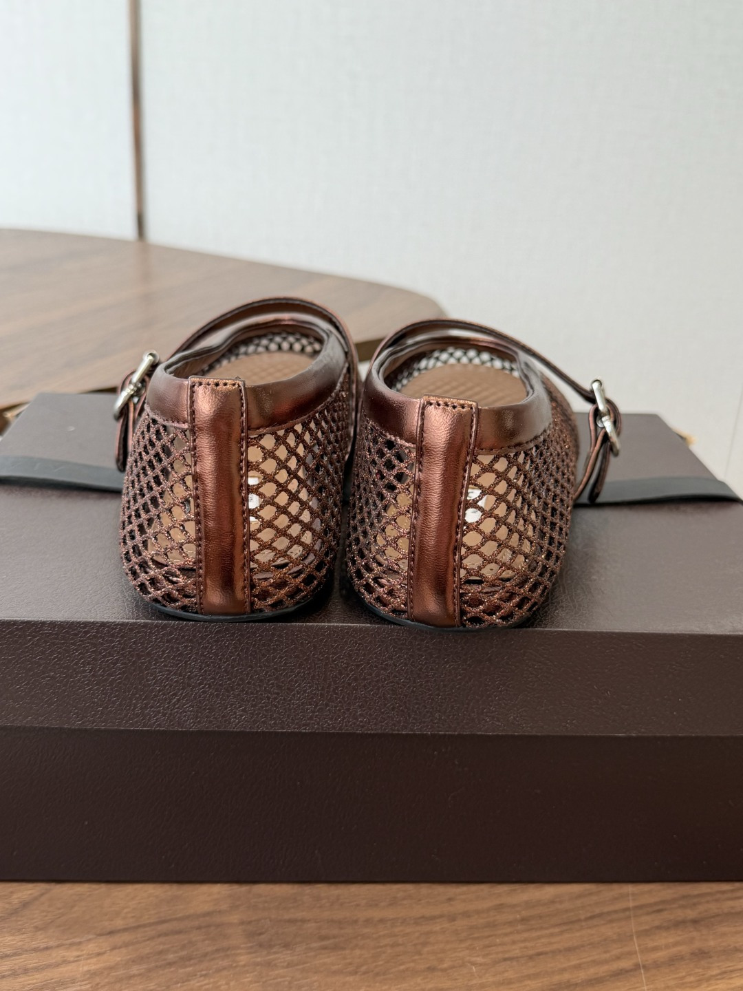 ALAIA阿莱亚 26ss 春夏 网鞋 凉鞋 鞋面饰以带扣饰带，圆头造型，搭配橡胶鞋底，带来柔软舒适的穿着体验。淡然优雅