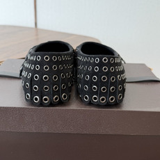 Alaia 经典芭蕾舞鞋新品 以芭蕾的灵动意韵融于日常,以现代笔触刻画舞鞋经典轮廓! 铆钉饰皮质款芭蕾舞鞋,从经典日式鞋 Alaia 经典芭蕾舞鞋新品 以芭蕾的灵动意韵融于日常,以现代笔触刻画舞鞋经典轮廓! 铆钉饰皮质款芭蕾舞鞋,从经典日式鞋