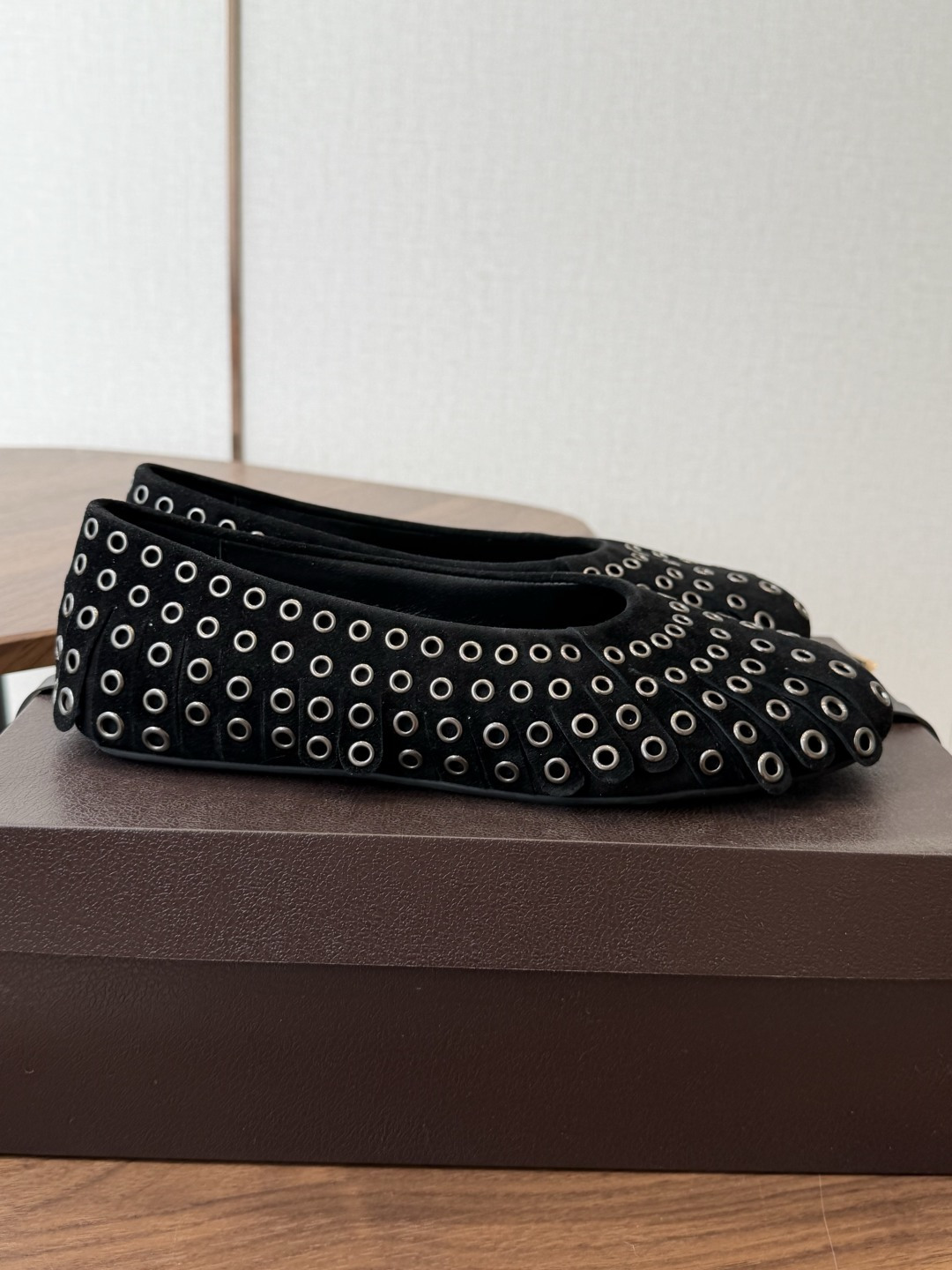 Alaia 经典芭蕾舞鞋新品 以芭蕾的灵动意韵融于日常,以现代笔触刻画舞鞋经典轮廓! 铆钉饰皮质款芭蕾舞鞋,从经典日式鞋 Alaia 经典芭蕾舞鞋新品 以芭蕾的灵动意韵融于日常,以现代笔触刻画舞鞋经典轮廓! 铆钉饰皮质款芭蕾舞鞋,从经典日式鞋