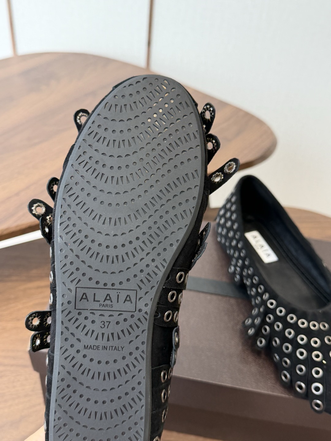 Alaia 经典芭蕾舞鞋新品 以芭蕾的灵动意韵融于日常,以现代笔触刻画舞鞋经典轮廓! 铆钉饰皮质款芭蕾舞鞋,从经典日式鞋 Alaia 经典芭蕾舞鞋新品 以芭蕾的灵动意韵融于日常,以现代笔触刻画舞鞋经典轮廓! 铆钉饰皮质款芭蕾舞鞋,从经典日式鞋