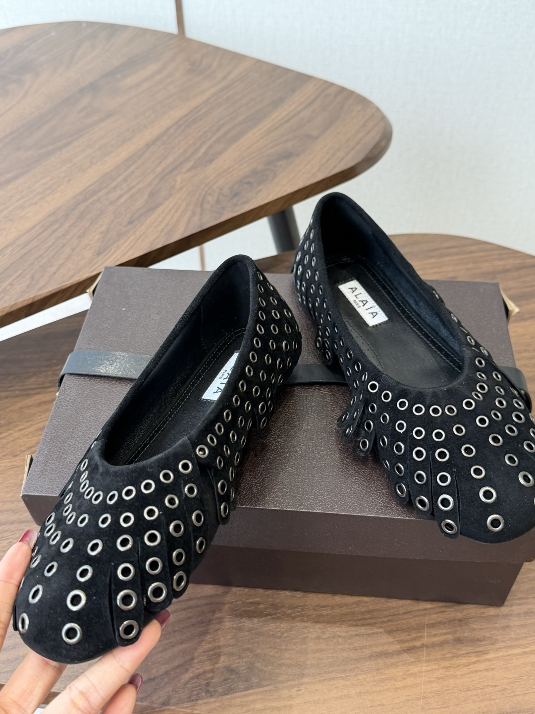 Alaia 经典芭蕾舞鞋新品 以芭蕾的灵动意韵融于日常,以现代笔触刻画舞鞋经典轮廓! 铆钉饰皮质款芭蕾舞鞋,从经典日式鞋 Alaia 经典芭蕾舞鞋新品 以芭蕾的灵动意韵融于日常,以现代笔触刻画舞鞋经典轮廓! 铆钉饰皮质款芭蕾舞鞋,从经典日式鞋