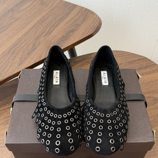Alaia 经典芭蕾舞鞋新品 以芭蕾的灵动意韵融于日常,以现代笔触刻画舞鞋经典轮廓! 铆钉饰皮质款芭蕾舞鞋,从经典日式鞋 Alaia 经典芭蕾舞鞋新品 以芭蕾的灵动意韵融于日常,以现代笔触刻画舞鞋经典轮廓! 铆钉饰皮质款芭蕾舞鞋,从经典日式鞋