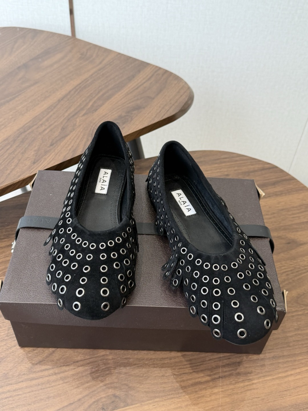Alaia 经典芭蕾舞鞋新品 以芭蕾的灵动意韵融于日常,以现代笔触刻画舞鞋经典轮廓! 铆钉饰皮质款芭蕾舞鞋,从经典日式鞋 Alaia 经典芭蕾舞鞋新品 以芭蕾的灵动意韵融于日常,以现代笔触刻画舞鞋经典轮廓! 铆钉饰皮质款芭蕾舞鞋,从经典日式鞋