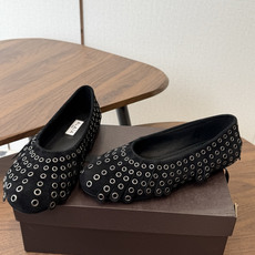 Alaia 经典芭蕾舞鞋新品 以芭蕾的灵动意韵融于日常,以现代笔触刻画舞鞋经典轮廓! 铆钉饰皮质款芭蕾舞鞋,从经典日式鞋 Alaia 经典芭蕾舞鞋新品 以芭蕾的灵动意韵融于日常,以现代笔触刻画舞鞋经典轮廓! 铆钉饰皮质款芭蕾舞鞋,从经典日式鞋