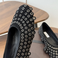 Alaia 经典芭蕾舞鞋新品 以芭蕾的灵动意韵融于日常,以现代笔触刻画舞鞋经典轮廓! 铆钉饰皮质款芭蕾舞鞋,从经典日式鞋 Alaia 经典芭蕾舞鞋新品 以芭蕾的灵动意韵融于日常,以现代笔触刻画舞鞋经典轮廓! 铆钉饰皮质款芭蕾舞鞋,从经典日式鞋