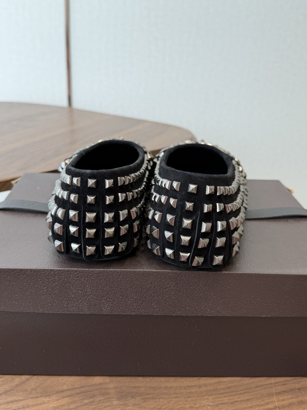 Alaia 经典芭蕾舞鞋新品 以芭蕾的灵动意韵融于日常，以现代笔触刻画舞鞋经典轮廓！ 铆钉饰皮质款芭蕾舞鞋，从经典日式鞋