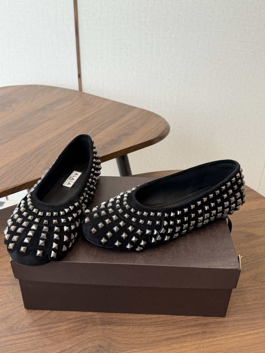 Alaia 经典芭蕾舞鞋新品 以芭蕾的灵动意韵融于日常，以现代笔触刻画舞鞋经典轮廓！ 铆钉饰皮质款芭蕾舞鞋，从经典日式鞋