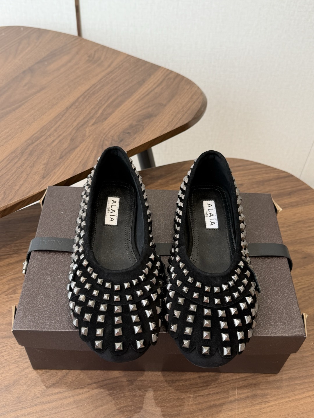 Alaia 经典芭蕾舞鞋新品 以芭蕾的灵动意韵融于日常,以现代笔触刻画舞鞋经典轮廓! 铆钉饰皮质款芭蕾舞鞋,从经典日式鞋 Alaia 经典芭蕾舞鞋新品 以芭蕾的灵动意韵融于日常,以现代笔触刻画舞鞋经典轮廓! 铆钉饰皮质款芭蕾舞鞋,从经典日式鞋